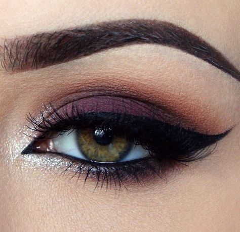 eye makeup, dark purple eye shadow, strong dark eyeliner and white shimmer in the inner eye corners Eyeliner Tips, Eyeliner Hacks, Smink Inspiration, Makijaż Smokey Eye, Beauty Make-up, Fall Makeup, Makeup Goals, Eye Make, Jeffree Star