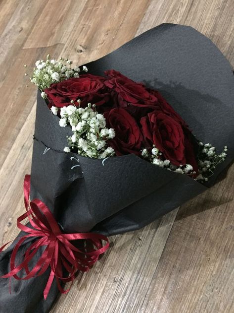 Birthday Gift For Bf, Bouquet Valentines, Red Flower Bouquet, Flower Bouquet Ideas, Black Bouquet, Photo Bouquet, Ribbon Flower Tutorial, Bouquet Wrapping, Luxury Flower Bouquets