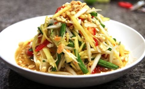 Som Tam is just another name for Thai Papaya Salad. This is a Thai essential! Snake Beans, Som Tum, Tomato Recipe, Green Papaya Salad, Spicy Salad, Cambodian Food, Thai Salads, Resep Salad, Sbs Food