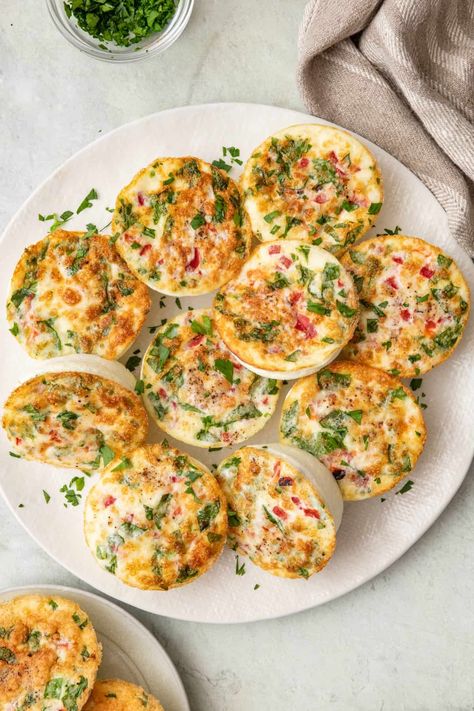 These egg white muffins are perfect for a protein-packed breakfast with cottage cheese, mozzarella, feta, red pepper, and spinach. | Red Pepper Egg White Bites | Starbucks Egg White Bites | Easy Egg White Muffins | Egg White Bites Starbucks, Starbucks Egg White Bites, Egg White Bites, Feel Good Foodie, Packed Breakfast, Cheese Mozzarella, Oat Recipes, Christmas Recipes Easy, Copycat Starbucks