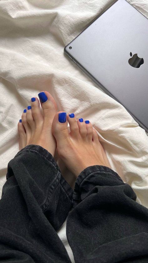 PM Idea, [29 дек. 2023 в 01:36] Pedicure ideas for any day Blue Pedicure, Sparkly Tights, Feet Nail Design, Pedicure Ideas, Blue Toes, Gel Toe Nails, Acrylic Toes, Pretty Toe Nails, Gel Toes