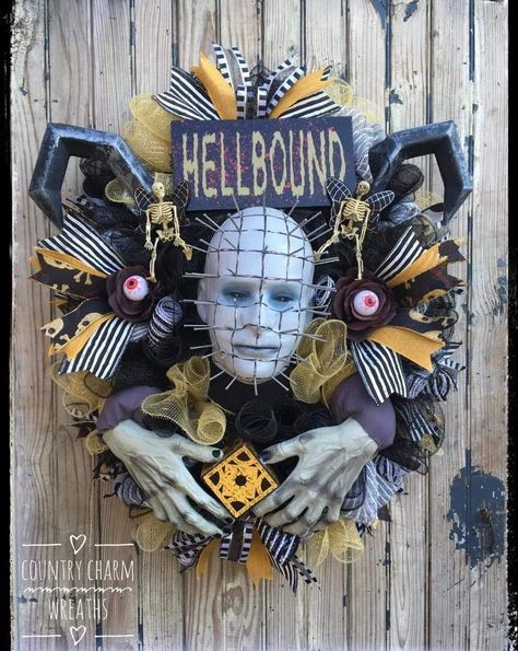 Horror Wreath Ideas, Horror Wreaths, Michael Myers Wreath, Horror Wreath, Scary Halloween Wreath, Horror Crafts, Decorative Wreaths, Country Halloween, Halloween Trends