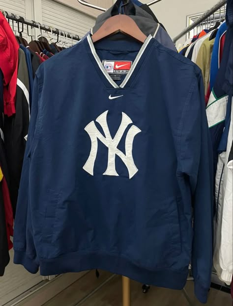 Yankee Jersey Outfit, New York Yankees Jersey Outfit, Nike Trackpants, Looks Hip Hop, Fashion Sportswear, Streetwear Mode, 90s Nike, Guys Clothing Styles, Mens Fashion Streetwear