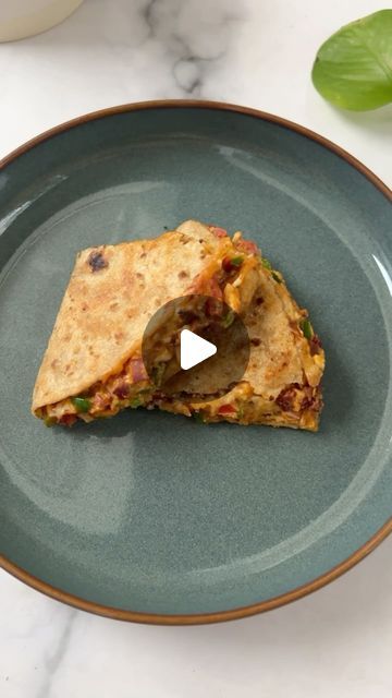 Neha 🥢 Food blogger on Instagram: "10 minute wrap for dinner tonight ✨  Whenever someone asks for easy dinner idea.. I always recommend making this quick 10 min rajma paneer quesadilla!!  To make this you need some leftover boiled rajma, it can be replaced with chickpeas, lobia or whatever you have. Then add other ingredients mixed with homemade tandoori sauce (comment if you want the recipe). Spread this mix on roti and toast it in a pan till crisp 🙌  Recipe 📌 in comments..  Follow for more such easy recipes! . . . #culinarychaser #dinnerrecipes #easymeals #healthylunchideas  [Quesadilla, Rajma paneer wrap, culinarychaser, high protein, weight loss recipe, easy and healthy dinner recipe, quick recipe, vegetarian recipes]" 10 Min Lunch Ideas, Roti Wrap Recipe, Paneer Wrap Recipes, Quesadilla Recipes Vegetarian, Tandoori Sauce, Rajma Recipe, Budget Family Meals, Quesadilla Recipes, Crisp Recipe