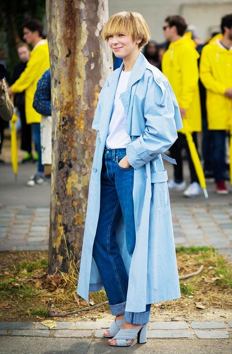 Trench Coat Street Style, Vika Gazinskaya, Trench Coat Outfit, Blue Trench Coat, Street Style 2017, Fast Fashion Brands, Fashion Street Style, Moda Paris, Coat Outfit