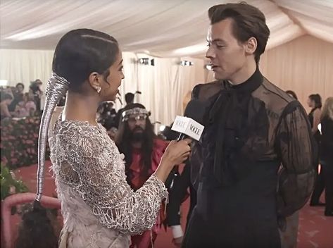 Met Gala Interview, Entertainment Journalism Aesthetic, Tv Reporter Aesthetic, Interviewer Aesthetic, Broadcast Aesthetic, Entertainment Journalism, Interview Aesthetic, Journalist Aesthetic, Journalism Aesthetic