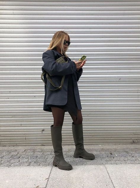 I Live in L.A., But These Are the Rain-Boots Outfits I Dream of Wearing Tall Rubber Boots Outfit, Zara Rubberised Boots Outfit, Chunky Rain Boots Outfit, Oversized Boots Outfit, Outfit Mit Boots, Rain Boot Outfits, Zara Boots Outfit, How To Style Rain Boots, Rain Outfits