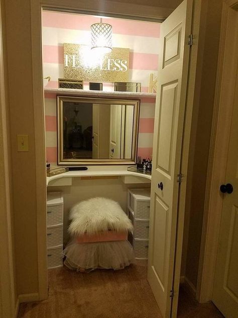 Makeup Vanity In Closet, Makeup Vanity Ideas Bedrooms, Rangement Makeup, Closet Vanity, Salon Suites, Makeup Table Vanity, Woman Cave, Diy Vanity, Vanity Room