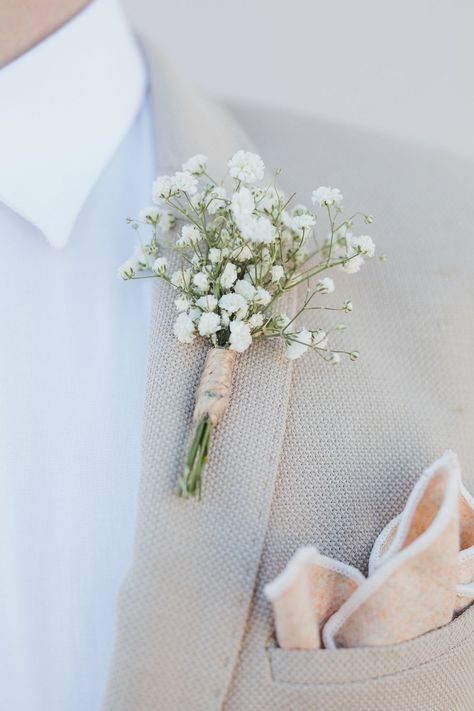 Simple Green Boutonniere, Button Holes Wedding Hydrangea, Baby’s Breath Boutinniere, White Groomsmen Boutonniere, Babys Breath Boutonnière, Ruzmarin Za Svatove, White Groom Boutonniere, White Floral Boutonniere, Groom Boutineer Ideas