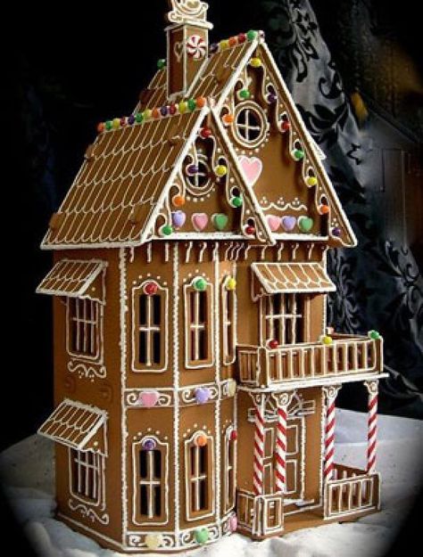 Ultimate+Gingerbread+Houses | The best gingerbread houses you have ever seen - Ginger mansion ... Jul Kaka, Faux Gingerbread, Cool Gingerbread Houses, Gingerbread House Template, Wilton Candy Melts, All Things Gingerbread, House Template, Event Decorations, Christmas Gingerbread House