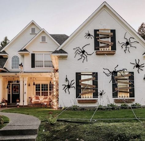 We're sharing how to hang giant halloween spiders on your house! We have two options for hanging them that are surprisingly easy! If you're looking for Halloween decor that will make a big statement, this is it! Exterior Halloween Decorations, Porche Halloween, Pottery Barn Halloween, Halloween Decor Diy, Halloween Outside, Casa Halloween, Halloween Front Porch Decor, Halloween Front Porch, Halloween Tattoo