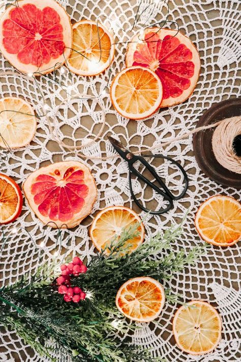 Dried Orange Slices Garland, Orange Slices Garland, Pink And Orange Christmas, Old Timey Christmas, Diy Dried Orange Slices, Decorating Tips And Tricks, Deco Mesh Garland, Diy Christmas Garland, Vintage Buffet