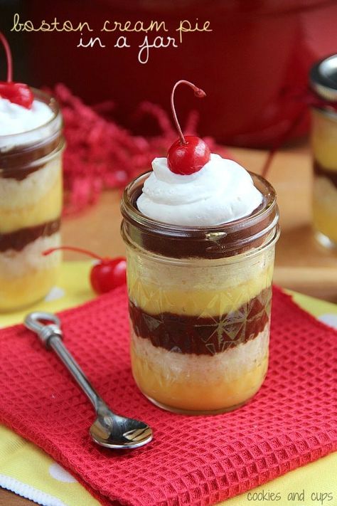 Boston Cream Pie in a Jar | Best Homemade Pie in a Jar Dessert Recipe Boston Creme Pie, Pie In A Jar, Mason Jar Desserts, Dessert Cups Recipes, Mini Dessert Cups, Cake In A Jar, Boston Cream Pie, Dessert In A Jar, Mason Jar Meals