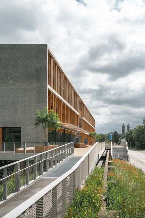 Gallery of Sustainable Chemistry Technical University of Munich / Schuster Pechtold Schmidt Architekten - 7 Technical University Of Munich, University Of Munich, Story Building, Flood Wall, New Building, The Flood, Stilts, Science Center, Facades