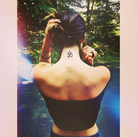 Aum Sign Tattoo, Bodhi Tattoo, Aum Sign, Ohm Sign, Namaste Tattoo, Ohm Tattoo, Symbol Ideas, Tattoo On Neck, Tattoo Sonne