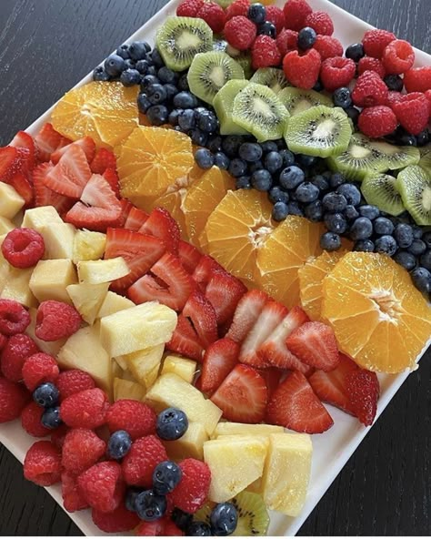 Fruit Platter Designs, Fruit Platters, Fruit Trays, Amazing Food Decoration, Party Food Buffet, Catering Ideas Food, Party Food Platters, Easy Food Art, Food Displays