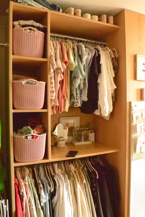 Dorm Room Ideas Closet, College Dorm Wardrobe, Aesthetic Dorm Storage, Organizing Ideas For Dorm Rooms, Dorm Clothing Organization, College Desk Organization Dorm, Dorm Drawer Organization, College Storage Ideas Room Organization, College Dorm Under Bed Storage