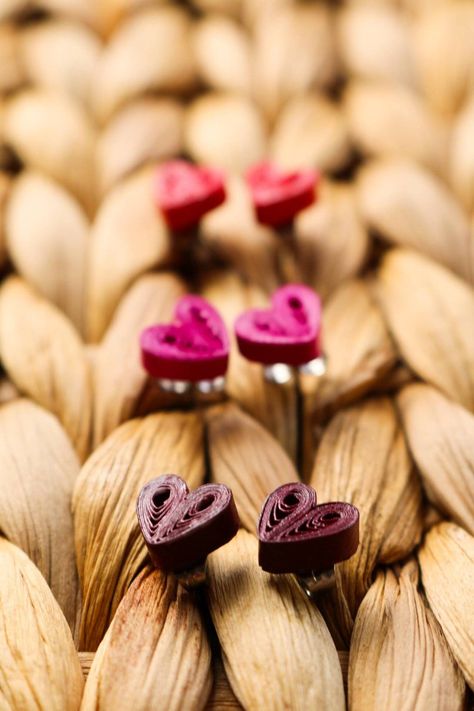 A pair of red heart shaped stud earrings held in the hand against a white background. The earrings are made from 3 mm paper strips and shaped through the quilling technique. Paper Quilling Earrings Studs, Paper Quilled Earrings, Quilling Jewelry Ideas, Diy Quilling Earrings, Quilling Studs, Diy Earrings Studs, Diy Quilling Crafts, Earrings Paper, Paper Quilling Earrings