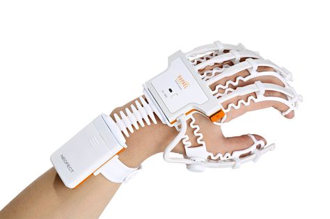 The Raphael Smart Glove from Neopect (a Korean health tech company) will help in the rehab process of stroke patients. Smart Gloves, Armadura Cosplay, Best Smart Home, Hand Therapy, Medical Design, Health Tech, Cool Tech, Wearable Device, Cool Inventions