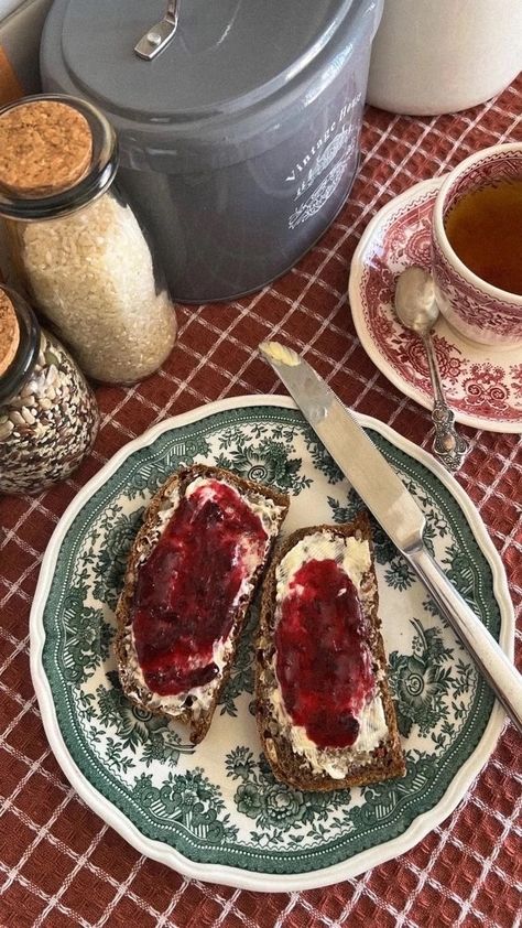 Royal Breakfast Aesthetic, Food Vintage Aesthetic, Breakfast Aesthetic Mornings, Breakfast Flatlay, Breakfast Ideas Aesthetic, Plates Aesthetic, Vintage Breakfast, Breakfast Aesthetic, Pretty Food