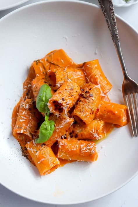 Rigatoni Alla Vodka - Food My Muse Rigatoni Vodka Pasta Recipes, Rigatoni With Vodka Sauce, Spicy Vodka Rigatoni, Autumn Pasta, Vodka Rigatoni, Pasta Alla Vodka, Vodka Sauce Recipe, Rigatoni Recipes, Small Bites Appetizers