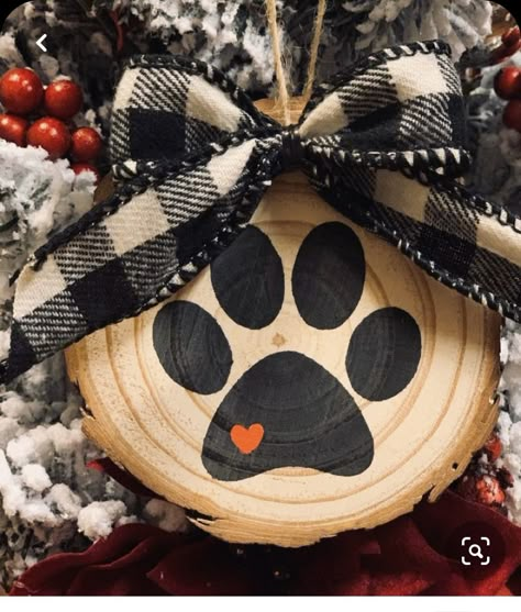 Christmas Crafts To Sell Bazaars, Paw Print Christmas, Christmas Crafts To Sell, Christmas Wood Crafts, Wood Christmas Ornaments, 12 December, Wooden Ornament, Christmas Ornament Crafts, Christmas Crafts Decorations