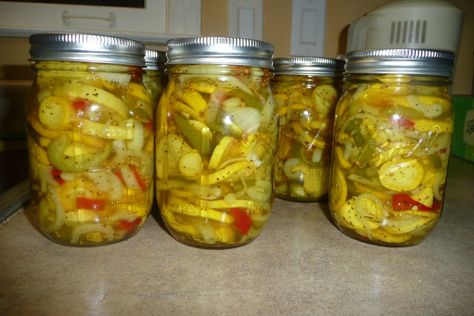 Canning Tatum, Squash Canning Recipes, Yellow Squash Pickles, Canning Yellow Squash, Pickled Squash Recipe, Onions Vinegar, Squash Pickles, Canning Squash, Summer Canning