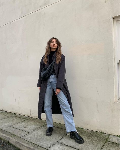 Chelsea Boots Jeans Woman, Winter Outfit Doc Martens, Chelsea Docs Outfit, Jeans Chelsea Boots Outfit, Chloe Hayward Outfits, Doc Martens Outfit Jeans, Chelsea Boot Outfits Women, Chelsea Boot Outfit, Doc Boots