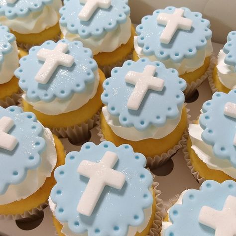 Bautismo Cupcakes Baptism Cupcakes Boy, Baptism Boy Favors, Baptism Cupcakes, Christening Cupcakes, Cupcakes For Boys, Cupcake Shops, Fondant Cake Toppers, Boy Christening, Baptism Cake