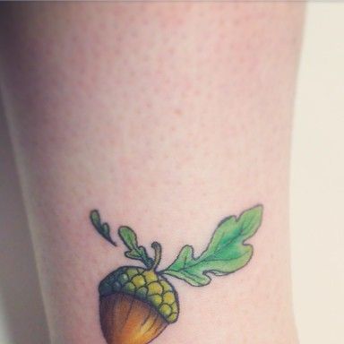 Herdis Solveig on Instagram: "Little acorn I did on myself. Didn't think I would ever tattoo myself but decided it would be a pretty good exercise so just went for it this morning. Wasn't easy but considering the awkward angle I had to sit in to do this I'm pretty pleased with the end result :) #acorn #oak #leaf #leaves #woodland #tattoo #tattoos #tattooapprentice #apprentice #apprenticetattoo #apprenticetattooer #acorntattoo #tattoodesign #flash #tattooflash #drawing #art #thepaintedladiesltd #ink #liverpoolink #progress #exercise #practise #diy" Oak Tree Leaf Tattoo, Woodland Tattoo, Acorn Tattoo, Tattoo Apprentice, Oak Leaf, Matching Tattoos, Leaf Tattoos, Drawing Art, Flash Tattoo