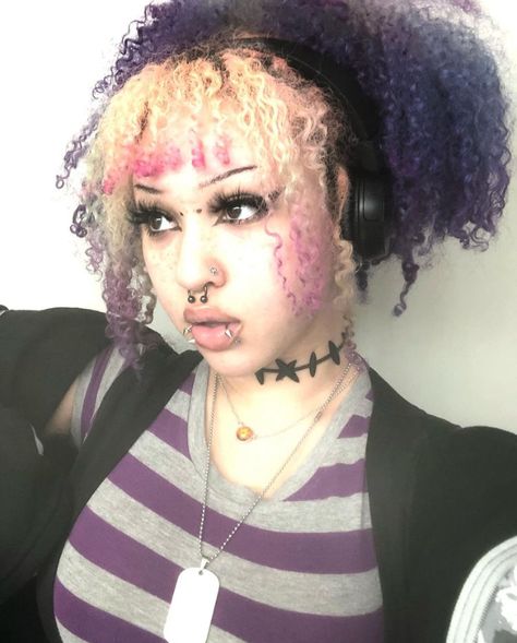 Emo Hairstyles For Curly Hair, Alt Hair Black Women, Purple And Black Curly Hair, Curly Hair Dip Dye, Alternative Natural Hair Styles, Punk Hair Dye, Alternative Hairstyles Black Women, Goth Curly Hairstyles, Afro Dyed Hair