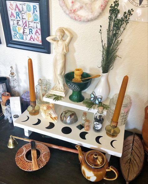 Light Witch Altar, Home Altar Pagan, Diy Altar Table, How To Create An Altar, Small Alter Ideas, How To Make An Alter, Altar Set Up, Simple Altar Ideas, Minimal Altar