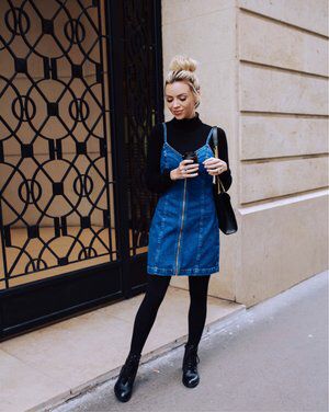 Denim Dress With Turtle Neck, Denim Black Dress, Denim Jumper Outfit Winter, Denim Dress Layered Outfit, Denim Dress Outfit Fall Winter, Blue Jean Dress Outfit Winter, Denim Dress Autumn Outfit, Denim Overall Dress Outfit Fall, Denim Dress And Tights Outfit