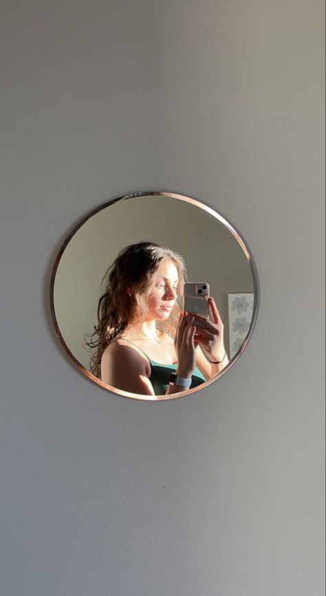 Sunlight Selfie, Sun Kissed Aesthetic, Sun Kissed Selfie Poses, Sun Pictures Selfies, Sun Kissed Aesthetic Selfie, Sun Kissed Selfie, Shy Girl Posing Mirror, Brunnete Girls Mirror, Sun Photo