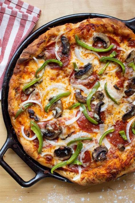 Cast Iron Pizza Recipe, Cast Iron Skillet Recipes Dinner, Cast Iron Pizza Pan, Cast Iron Skillet Pizza, Cast Iron Skillet Cooking, Cast Iron Pizza, Skillet Pizza, Pizza Dough Recipe Easy, Easy Pizza Dough