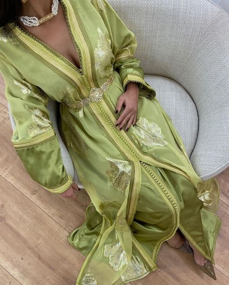 🇩🇿Caftan algérien 🇩🇿Algerian Caftan 🇩🇿قفطان جزائري #caftan #🇩🇿 Algerian Kaftan, Morrocan Fashion, Algerian Dress, Moroccan Kaftan Dress, Moroccan Dresses, Moroccan Bride, Moroccan Aesthetic, Arabian Dress, Moroccan Clothing