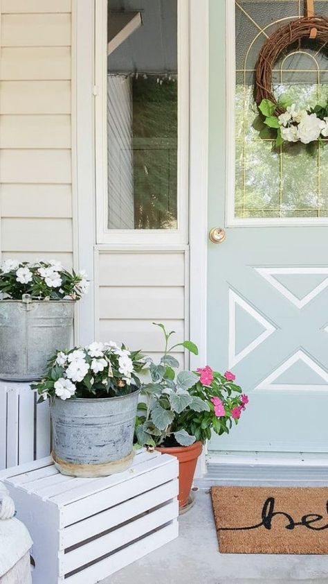 Hydrangea Wreath Diy, Veranda Design, Small Porch Decorating, Summer Porch Decor, Spring Porch Decor, Vintage Porch, Porch Doors, Front Porch Design, Farmhouse Front Porches