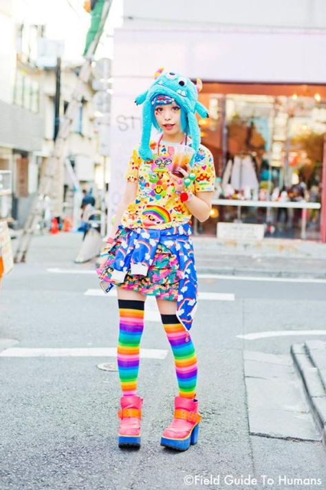 Haruka Kurebayashi with rainbow socks in harajuku Minecraft Creepers, Goth Japanese, Decora Harajuku, Harajuku Decora, Grunge Pastel, Harajuku Fashion Street, Harajuku Girls, Tokyo Street Style, Harajuku Outfits