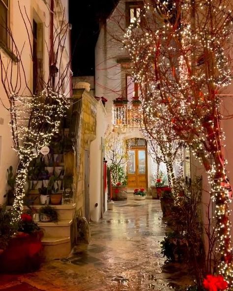 Italy Christmas Aesthetic, Florence Christmas, Christmas Rome Italy, Italian Christmas Decorations, Italy In Christmas Time, Christmas In Rome Italy, Northern Italy Winter, Italy In December, Winter In Italy