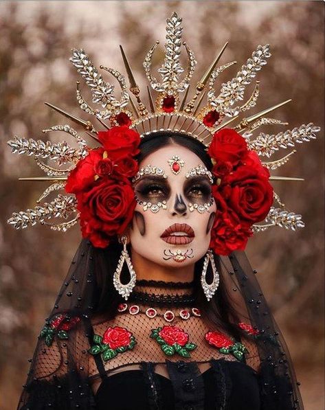 El mejor disfraz de Halloween y Día de Muertos es la Catrina y no hay nadie que lo pueda negar. Este enigmático personaje es capaz de combinar a la perfección la tranquilidad, elegancia y el misterio con la alegría de los colores, la festividad y las tradiciones mexicanas. Por ello en recientes fechas se ha […] Makijaż Sugar Skull, Catrina Costume, Halloween Makeup Sugar Skull, Sugar Skull Costume, Halloween Make-up Looks, Cute Halloween Makeup, Den Mrtvých, Sugar Skull Makeup, Halloween Makeup Inspiration