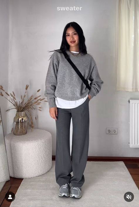 Gray Pants Fall Outfit, Gray Knitted Sweater Outfit, Gray Sweater Outfit Ideas, Loose Dress Pants Outfits, What Colors Go With Gray Outfits, How To Style A Grey Sweater, Grey Shirt Outfit Women Work, Grey Pants Winter Outfit, Grey Business Pants Outfit