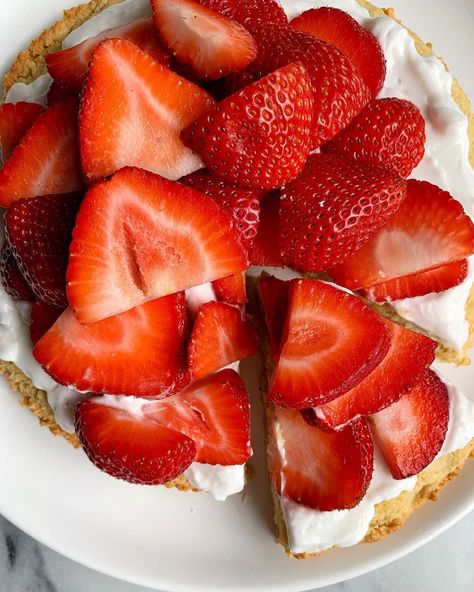 rachel on Instagram: “this PALEO STRAWBERRY SHORTCAKE is the best last minute dessert to make this weekend🙃🍓🍰the recipe is made with all gluten + dairy-free…” Strawberry Recipes Gluten Free, Healthy Fruit Crumble, Healthy Strawberry Dessert, Strawberry Dessert Recipes Easy, Healthy Strawberry Recipes, Healthy Strawberry Shortcake, Glutenfree Recipe, Strawberry Shortcake Recipes, Strawberry Dessert Recipes