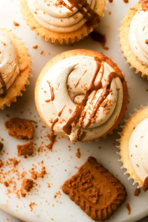 Biscoff Cupcakes - Baran Bakery Biscoff Frosting, Biscoff Buttercream, Biscoff Cupcakes, Speculoos Cookies, Biscoff Cookie Butter, Vanilla Cupcake Recipe, Buttercream Cupcakes, Biscoff Cookies, Lotus Biscoff