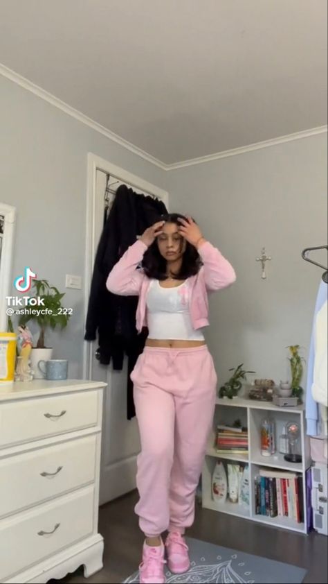 Pink Nike Sweatpants Outfit, Pink Sweat Pants Outfits, Pink Sweatpants Outfit Winter, Rosa Sweatpants Outfit, Sweatpants Outfit Baddie, Sweat Pant Outfits, Sweat Pants Outfit Baddie, Flare Sweatpants Outfit, Pink Sweats Outfit