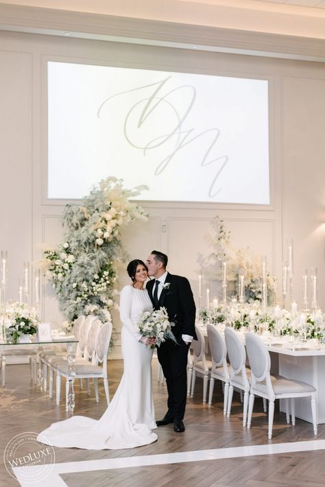 Minimalist Luxury Wedding, Winter Wedding Decorations Elegant, All White Winter Wedding, White Wedding Decor Elegant, Elegant Winter Wedding Ideas, Arlington Estate Wedding, Classy Winter Wedding, Minimalist Wedding Theme, White Christmas Wedding