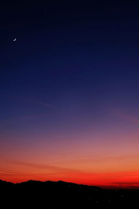 Moon At Sunset, Sunset Behind Mountains, Moon And Sun Aesthetic, Sunset Moon Aesthetic, Moon And Sunset, Moon Sunset, Night Sunset, Soyut Sanat Tabloları, Look At The Sky