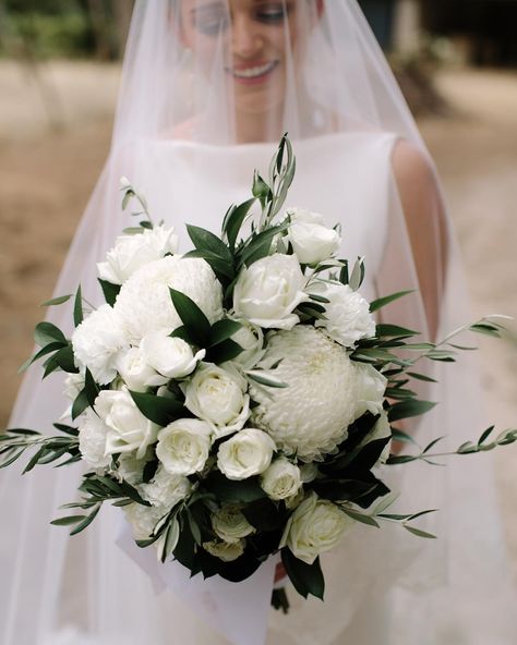 Dahlia And Chrysanthemum Bouquet, White Dahlia Wedding Bouquets, Flower Bouquet Chrysanthemum, White Chrysanthemum Bouquet, Chrysanthemum Wedding Bouquet, Greenery Wedding Bouquet, Green Wedding Bouquet, Wedding Flowers Hydrangea, Wedding Flower Guide