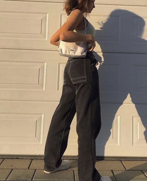 Black Contrast Stitch Jeans Outfit, White Stitched Black Pants Outfit, Black Carpenter Jeans Outfit, Black Pants With White Stitching Outfit, Black Pants Outfit, White Shoulder Bag, Black Jeans Outfit, Mom Jean, Carpenter Jeans