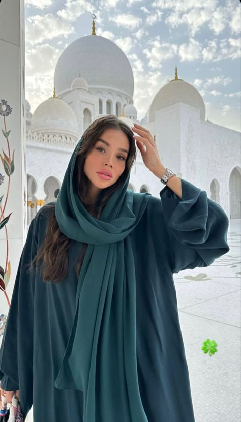 Dubai Mosque Outfit, Dubai Photoshoot, Dubai Outfit, Dubai Outfits, Ootd Poses, Dubai Vacation, Moroccan Fashion, Arab Beauty, Dubai Travel