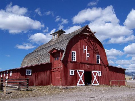 How could you not love this barn?! Big Red Barn, American Barn, Barn Pictures, Country Barns, Barns Sheds, Dream Barn, Farm Barn, Horse Barns, Horse Barn